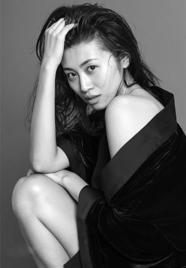 韩云云身材完美（喜剧舞台第一大美腿韩云云）(7)