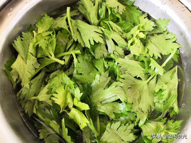 芹菜叶的家常做法简单好吃（芹菜叶怎么做好吃）(1)