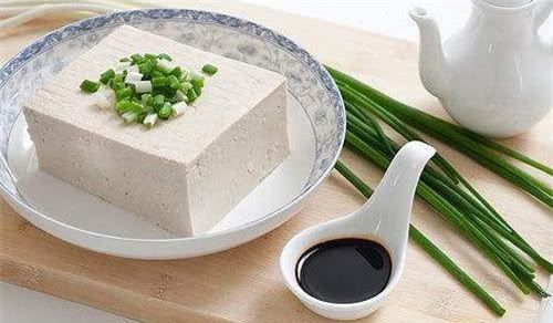 豆腐放冰箱冷藏还是冷冻,豆腐是一种保质期比较短的食物吗图3