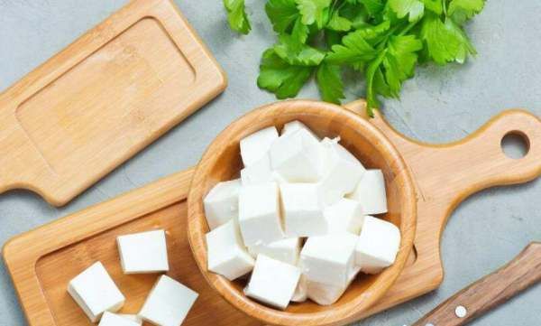 豆腐放冰箱冷藏还是冷冻,豆腐是一种保质期比较短的食物吗图1