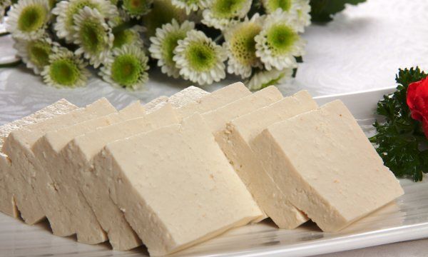 豆腐放冰箱冷藏还是冷冻,豆腐是一种保质期比较短的食物吗图6