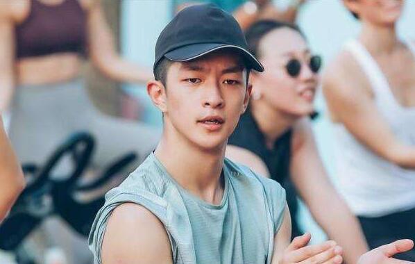 屈楚萧事件是什么 他凉了吗为什么还能火？