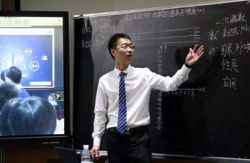 鐝骇绠＄悊涓庣彮涓讳换宸ヤ綔璁烘枃(鐝富浠诲伐浣滅粡楠屼氦娴佷細鍙戣█绋?-绗?寮犲浘鐗?