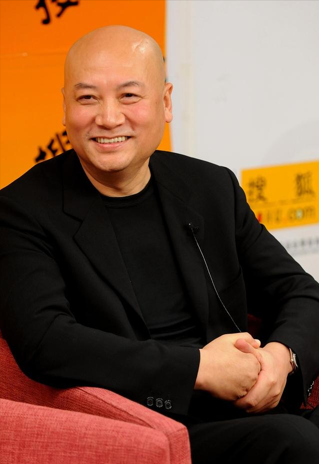迟重瑞近况如何 , 近照曝光，身材发福面带佛像，与妻结婚32年仍像下属