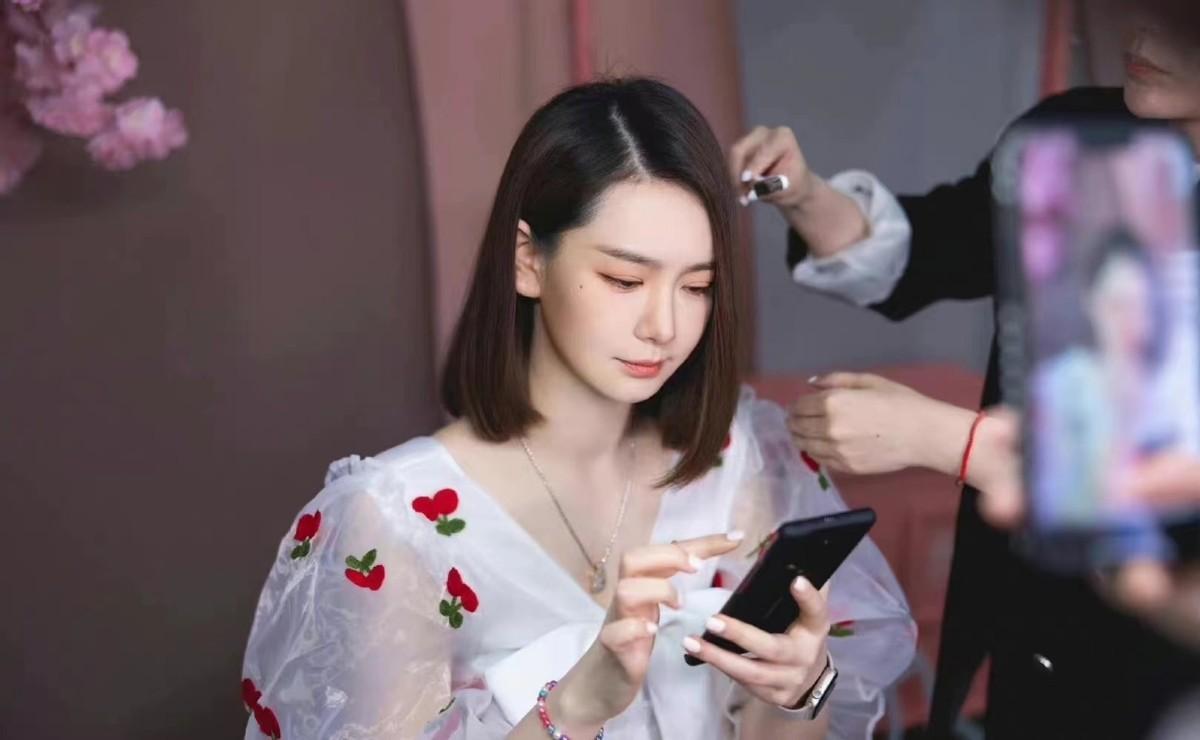 戚薇怀二胎后首次被拍！带女儿聚会孕肚抢眼，动作小心奶茶不离手