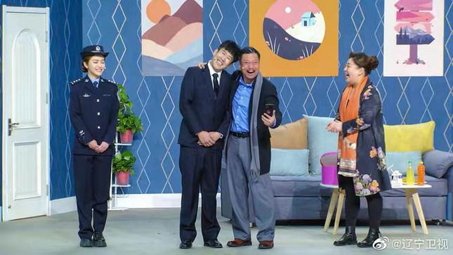 喜剧人贾冰包袱抖不停 春晚观众爆笑不断