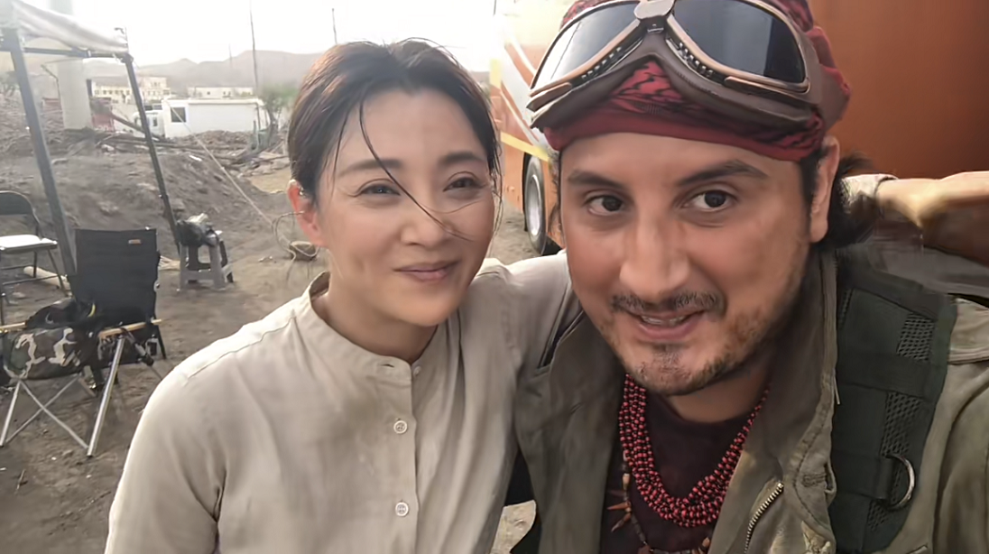 殷桃与男群演搂肩合影，脸上满是灰尘太敬业，两人热情聊天太有爱
