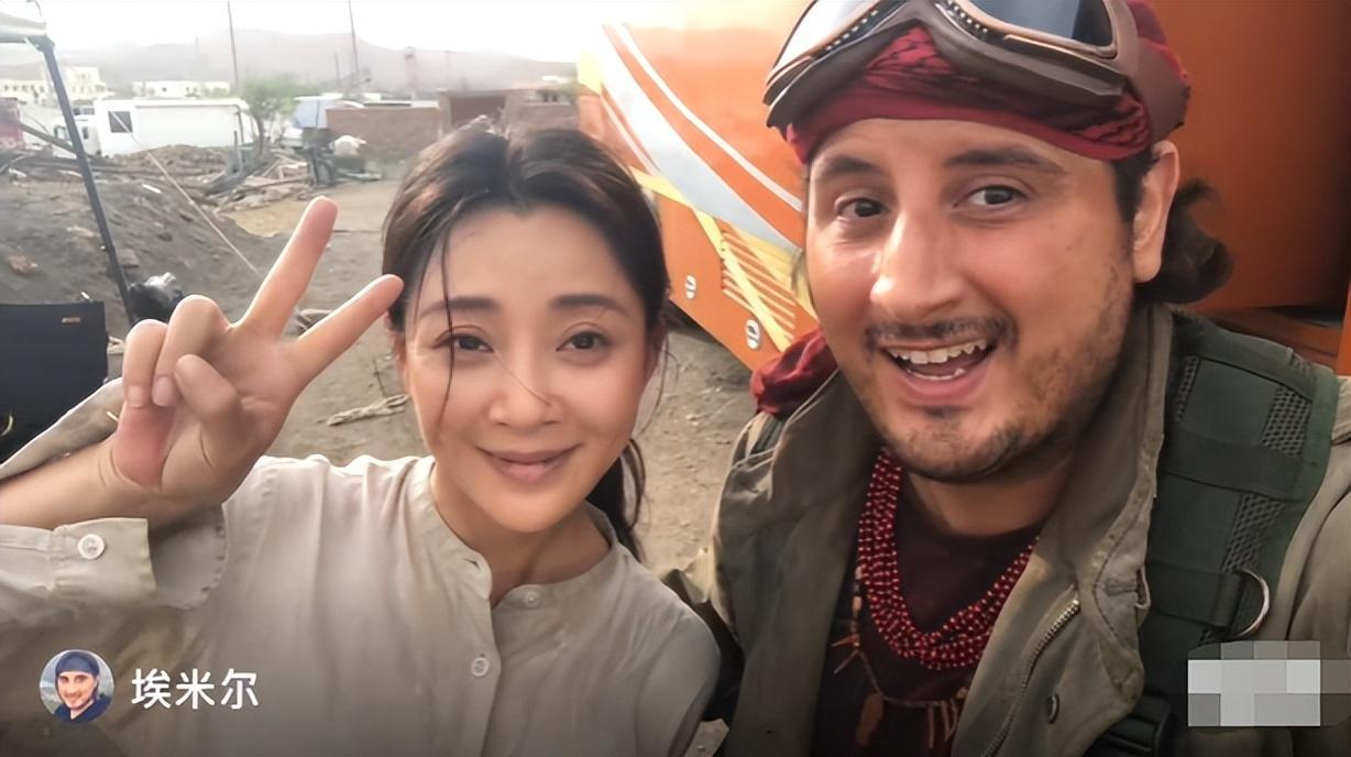 殷桃与男群演搂肩合影，脸上满是灰尘太敬业，两人热情聊天太有爱
