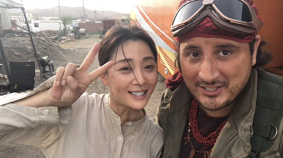殷桃与男群演搂肩合影，脸上满是灰尘太敬业，两人热情聊天太有爱