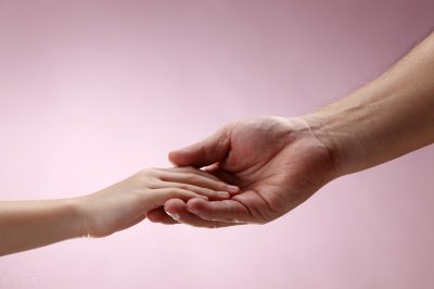 ​艾滋病的传播途径有哪些呢（和艾滋病患者牵手会被传染？3个传播途径，很多人