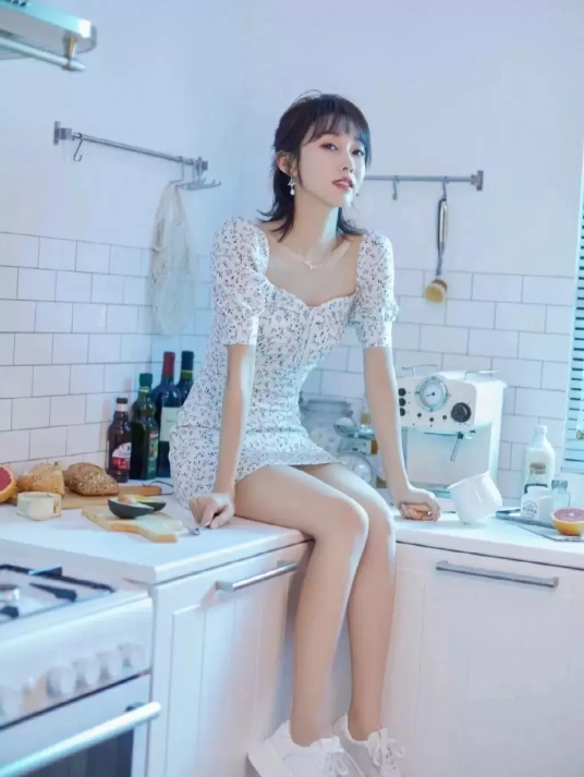 宣璐清纯居家写真，一袭碎花裙少女感真的绝了