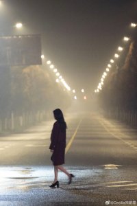 ​宋妍霏晒杀青照，美女肤白貌美，一头茂密的乌黑长发太吸睛