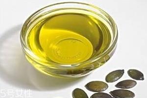 核桃油和橄榄油哪个好 核桃油的营养要好一些