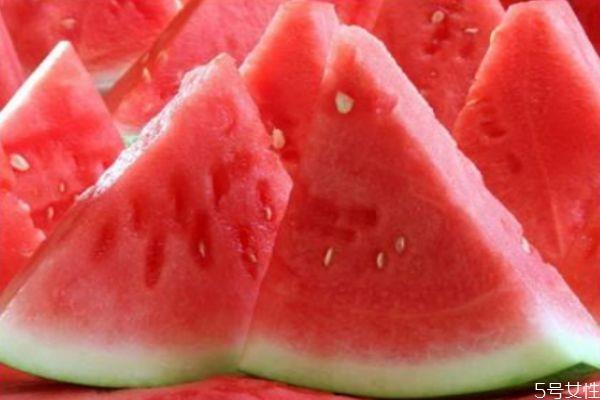 西瓜中间裂开能吃吗 怎样防止西瓜开裂