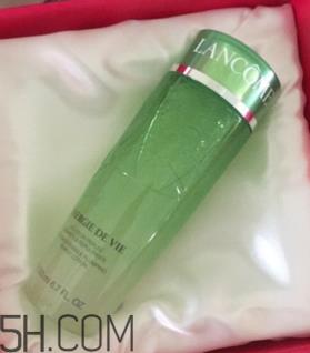 兰蔻水光润养美容液油不油？适合油皮吗？