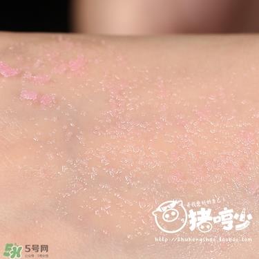 lush唇部磨砂膏保质期是多久？lush唇部磨砂膏过期可以用吗？