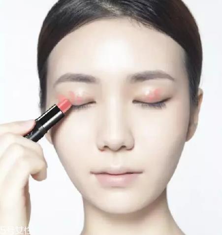 眼影怎么画会自然好看？眼影颜色这样搭配最好看