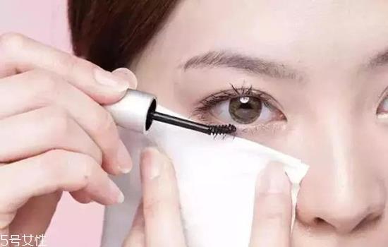 睫毛膏晕妆是什么原因？化妆手法很重要