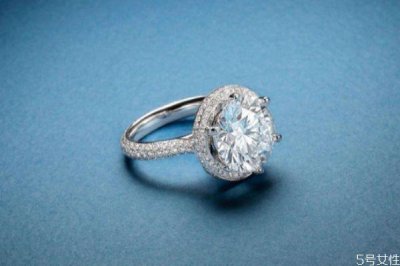 ​结婚买钻戒好还是黄金的好 结婚钻戒品牌推荐
