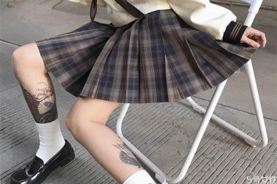 ​百褶裙配什么鞋子 百褶裙和jk的区别