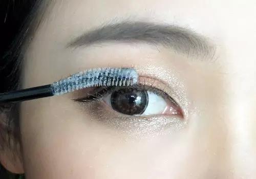 刷睫毛膏的正确方法