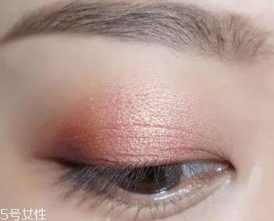 棕色眼影怎么画好看？作为最后的晕染色