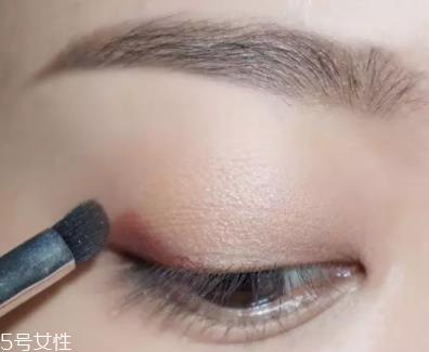 棕色眼影怎么画好看？作为最后的晕染色
