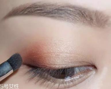 棕色眼影怎么画好看？作为最后的晕染色
