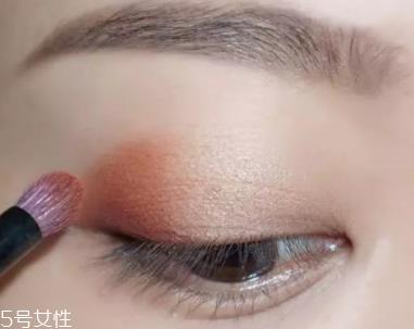 棕色眼影怎么画好看？作为最后的晕染色