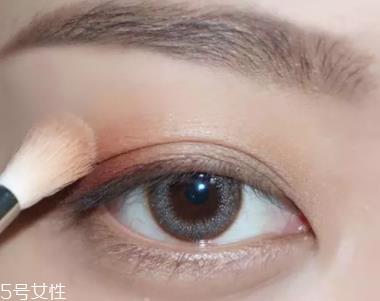 棕色眼影怎么画好看？作为最后的晕染色