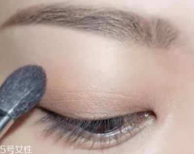 棕色眼影怎么画好看？作为最后的晕染色