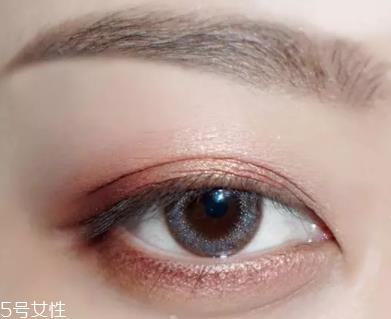 棕色眼影怎么画好看？作为最后的晕染色