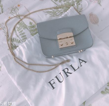 furla包包怎么打开？超百搭的心机包包