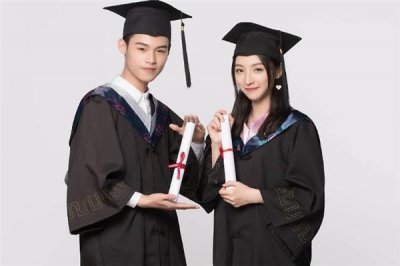 ​学士服怎么穿 学士服里面穿什么好看