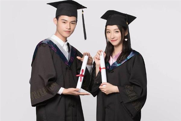 学士服怎么穿 学士服里面穿什么好看