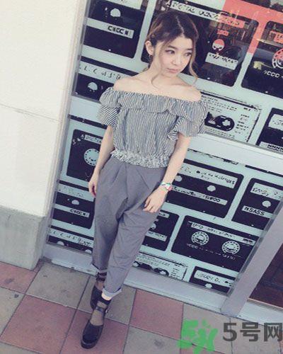 穿露肩服装好搭配吗？露肩衣服怎么搭配性感？
