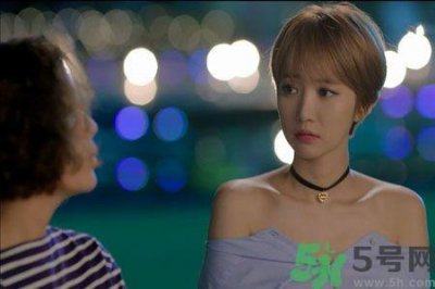 ​穿露肩服装好搭配吗？露肩衣服怎么搭配性感？