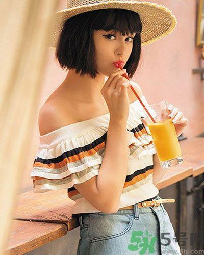 穿露肩服装好搭配吗？露肩衣服怎么搭配性感？
