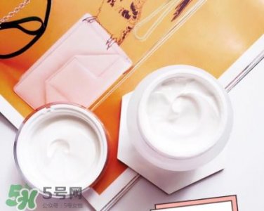 ​粉底液和懒人面霜哪个先抹 素颜霜和粉底液的顺序