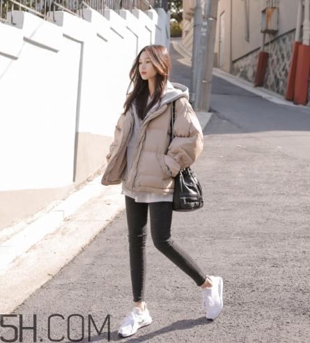 米色羽绒服怎么搭配？米色羽绒服搭配图片