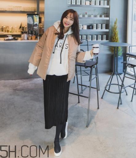 米色羽绒服怎么搭配？米色羽绒服搭配图片