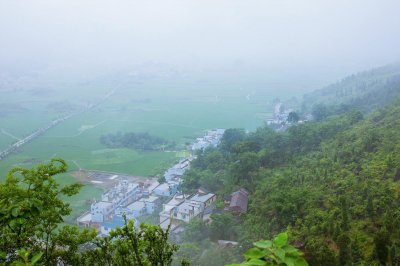 ​莫言下岭便无难，赚得行人空喜欢。正入万山圈子里，一山放过一山拦