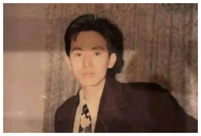 什么叫基因强大？朱一龙爸爸照片曝光，盛世美颜啊！