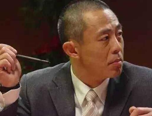51岁侯勇31岁娇妻近照，海边甜蜜相拥合拍妻子高颜值不输明星
