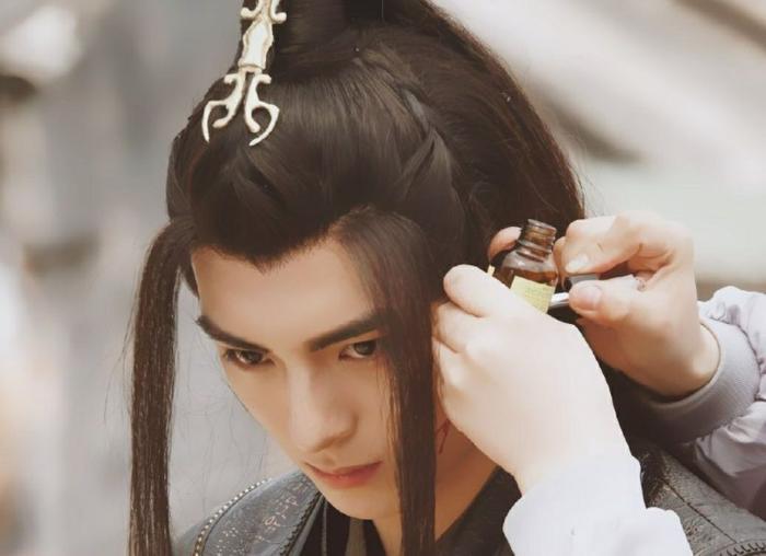 都说魏无羡长得帅，看到薛洋的现代照，才知啥是“美男子”