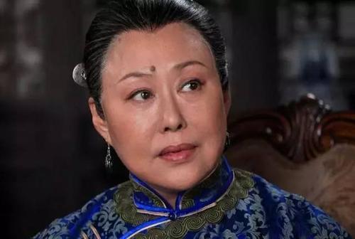 儿子13岁伤人入狱 70岁女明星坐轮椅拼命拍戏
