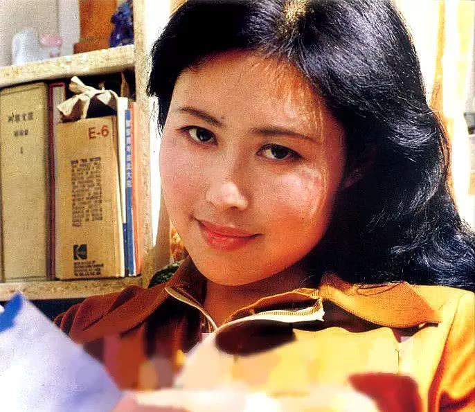 儿子13岁伤人入狱 70岁女明星坐轮椅拼命拍戏