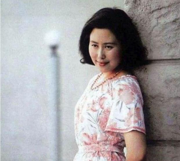 儿子13岁伤人入狱 70岁女明星坐轮椅拼命拍戏