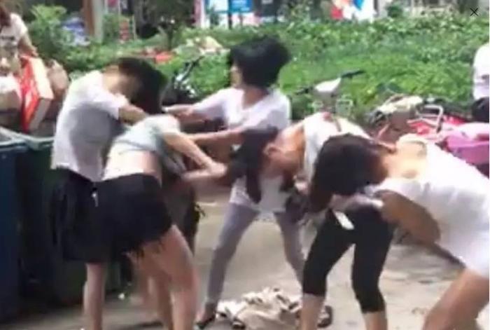 只因上厕所插队，5名女学生集体围殴打架，场面混乱不堪！