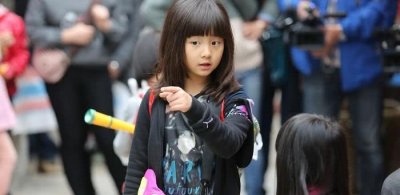 ​徐峥11岁女儿“整容式”长大，笑容甜美似仙女，颜值不输黄多多